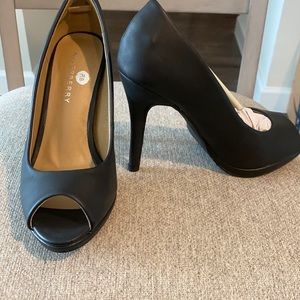 New - never worn Black pumps open toe